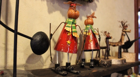 スキーをする木製人形